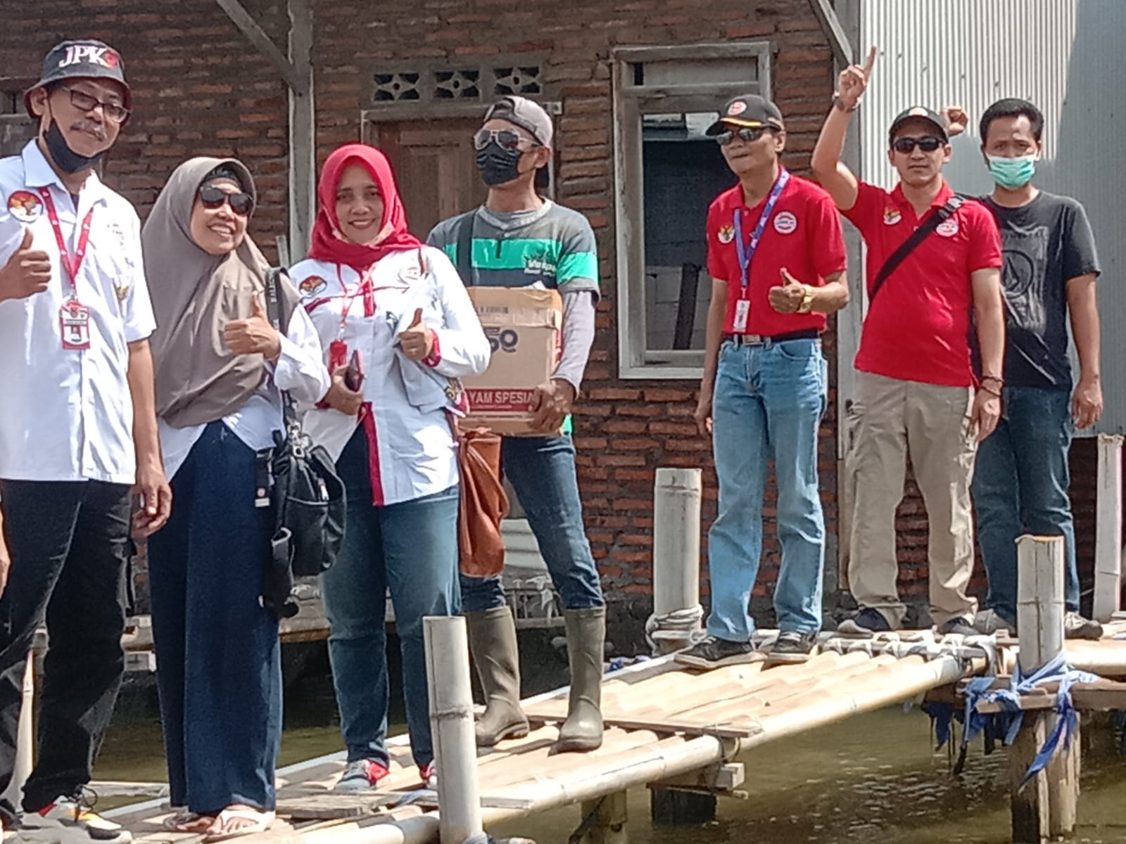 Peduli Masyarakat Terdampak Banjir Rob, JPKP DPW Jateng dan DPD Kota Semarang Adakan Bhaksos Di Tambak Rejo