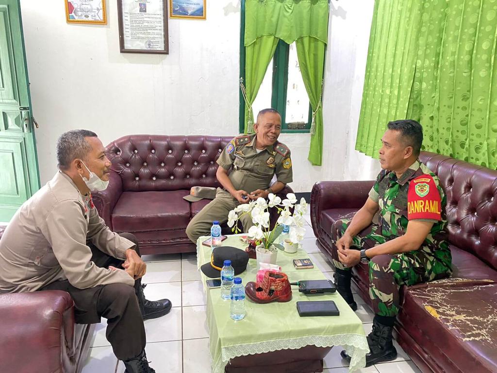 Unsur Muspika,Polsek dan Koramil serta Satpol PP Parung Panjang Lakukan Giat pengalihan jalur Truk Pengangkut Tambang Yang Melanggar