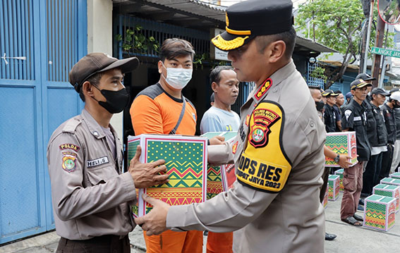 Polres Metro Jakarta Barat Bagikan Bantuan Paket Sembako Hari Raya Idul Fitri Kepada Linmas,Security,Citra Bhayangkara