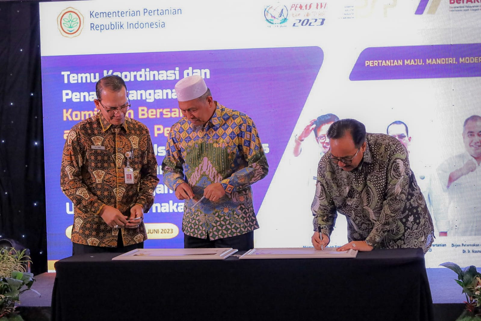 Penandatangan Komitmen Bersama dan Penyerahan Simbolis KUR Pertanian