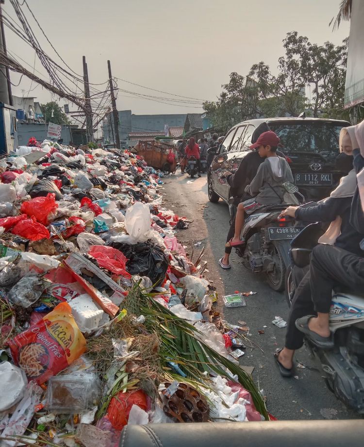 Warga Mengeluh Sampah Menumpuk Timbulkan Bau Busuk Dan Kemacetan Jalan ...