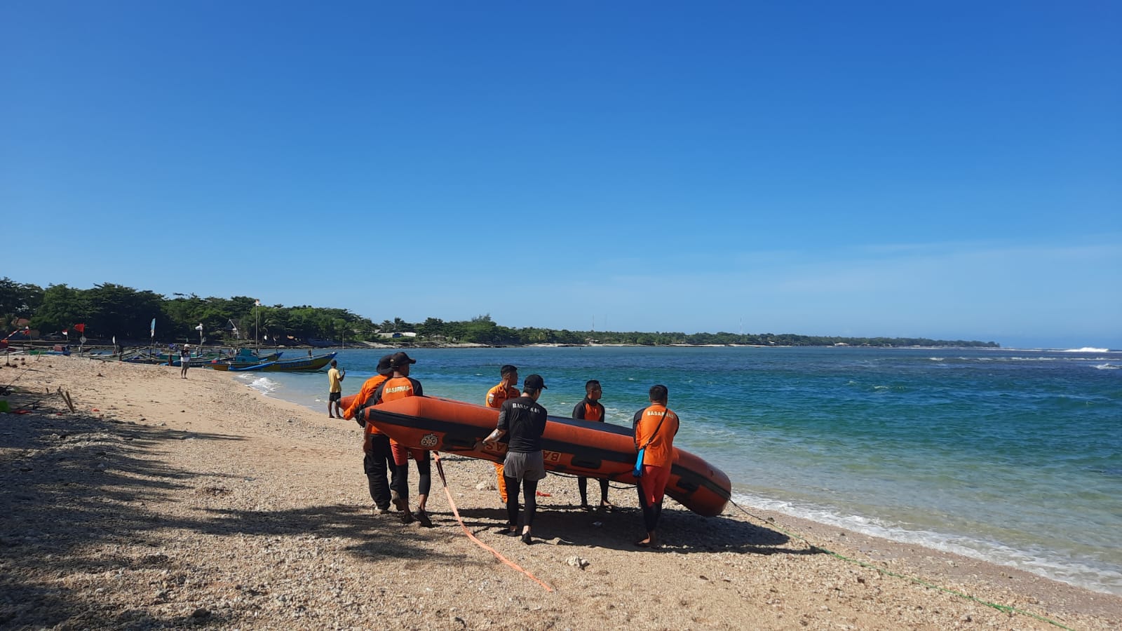 TIM SAR GABUNGAN CARI KORBAN TERSERET OMBAK DI PANTAI PASIR PUTIH SUKABUMI