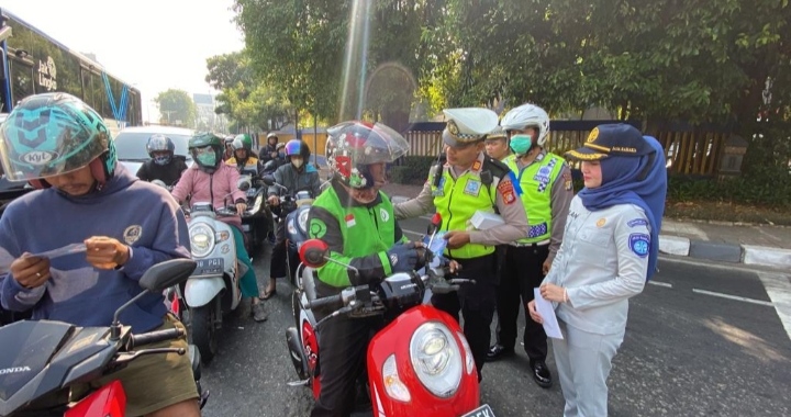 Operasi Zebra Polres Metro Jakarta Barat Bersama Jasa Raharja Bagikan Helm Gratis Kepada Pengendara Motor